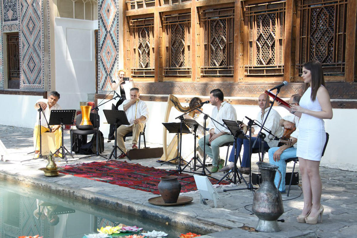 В рамках Международного фестиваля «Шелковый путь» в Шеки выступил турецкий ансамбль "Шимди"