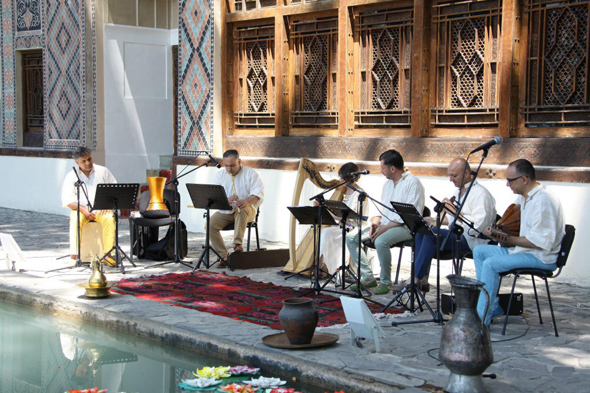 В рамках Международного фестиваля «Шелковый путь» в Шеки выступил турецкий ансамбль "Шимди"