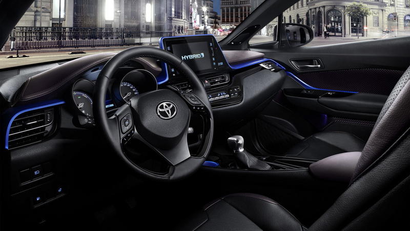 Toyota показала интерьер своего нового кроссовера