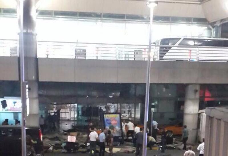 СМИ: взрыв в аэропорту Стамбула устроили двое смертников