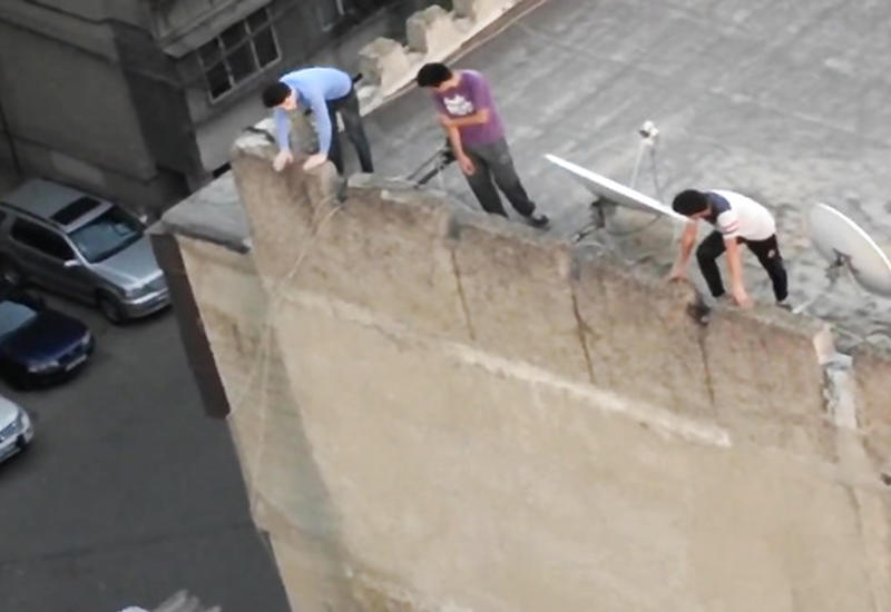 Подростки устроили опасную фотосессию на крыше 9-этажки в Баку