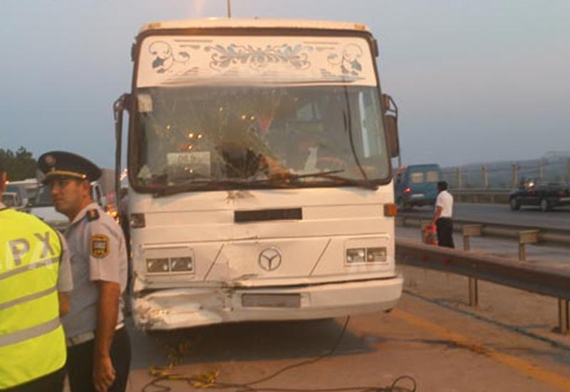 В Азербайджане автобус столкнулся с легковушкой, есть погибшие