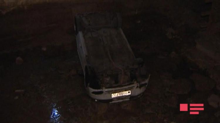 В Баку Daewoo упал в канал, водитель выжил