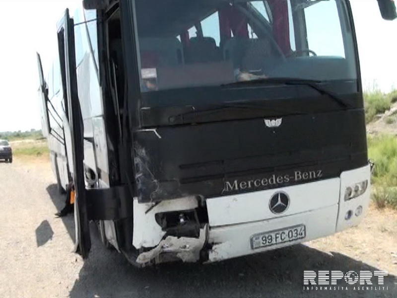 Пассажирский автобус Баку-Лянкяран столкнулся с легковушкой, есть раненые