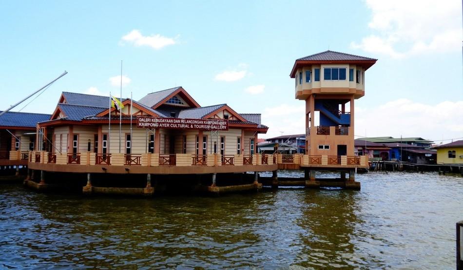 Крупнейшее поселение на воде - Кампонг Айер в Брунее