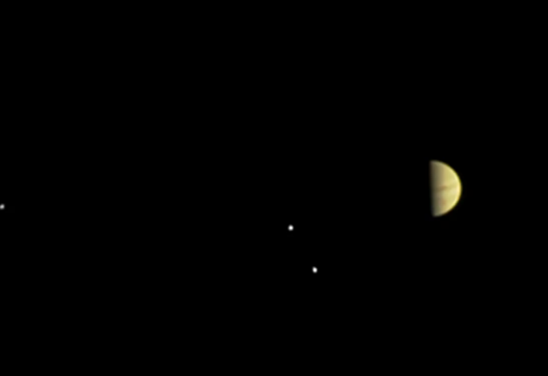 НАСА: зонд Juno передал первые фотографии Юпитера и его спутников