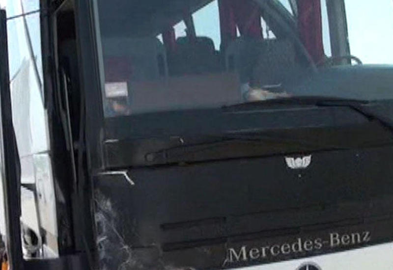 Пассажирский автобус Баку-Лянкяран столкнулся с легковушкой, есть раненые