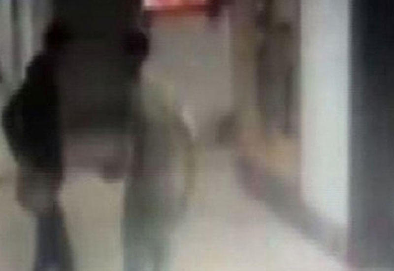 Terrordan dəhşət saçan görüntü: "Canlı bomba" şəxsiyyət vəsiqəsi tələb edən polisi güllələdi