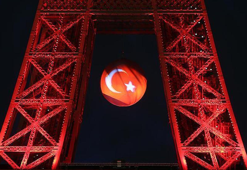 Эйфелева башня окрасится в цвета флага Турции