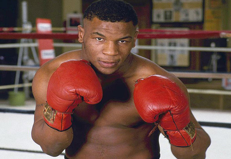 Mike Tyson с чемпионским поясом