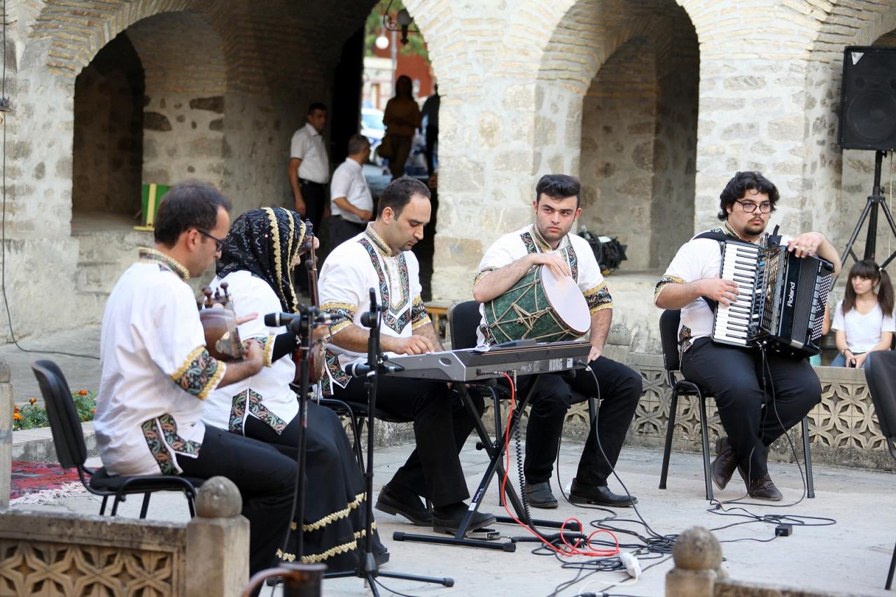 “Yuxarı Karvansaray”da İranın “Təbriz” İnstrumental ansamblının konserti