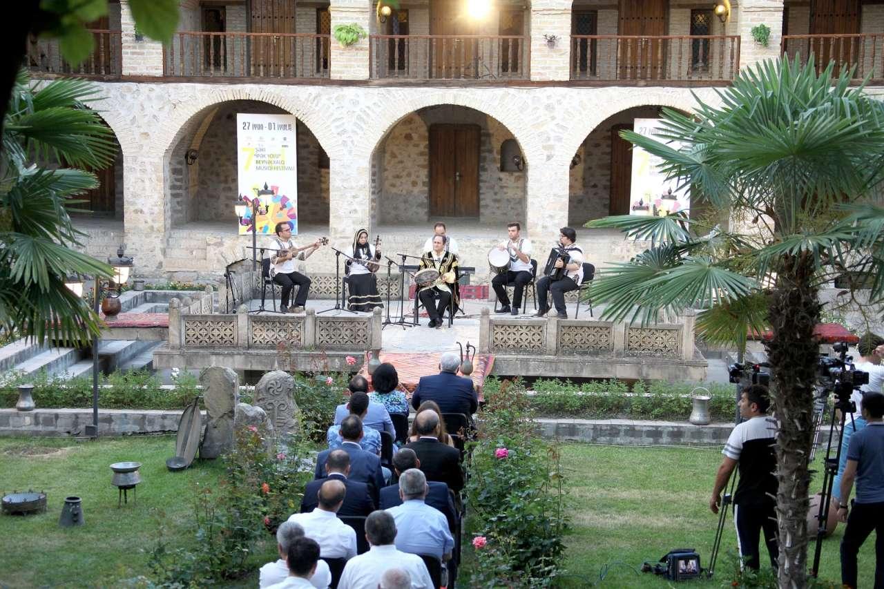 В рамках фестиваля «Шелковый путь» в Шеки выступил иранский ансамбль «Тебриз»