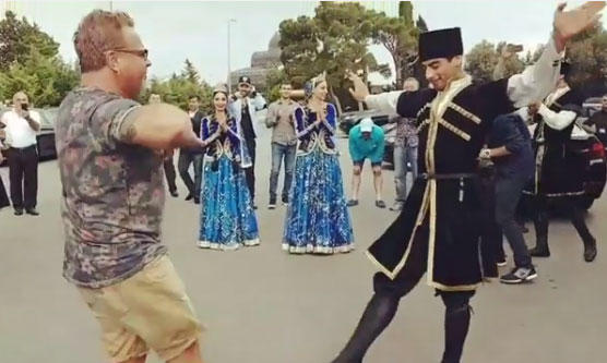 Российских звезд встретили в Баку азербайджанскими танцами