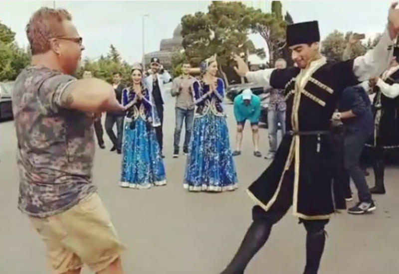 Российских звезд встретили в Баку азербайджанскими танцами