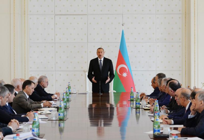 Президент Ильхам Алиев: "Результаты минувших шести месяцев показывают, что Азербайджан успешно завершит и 2016 год"