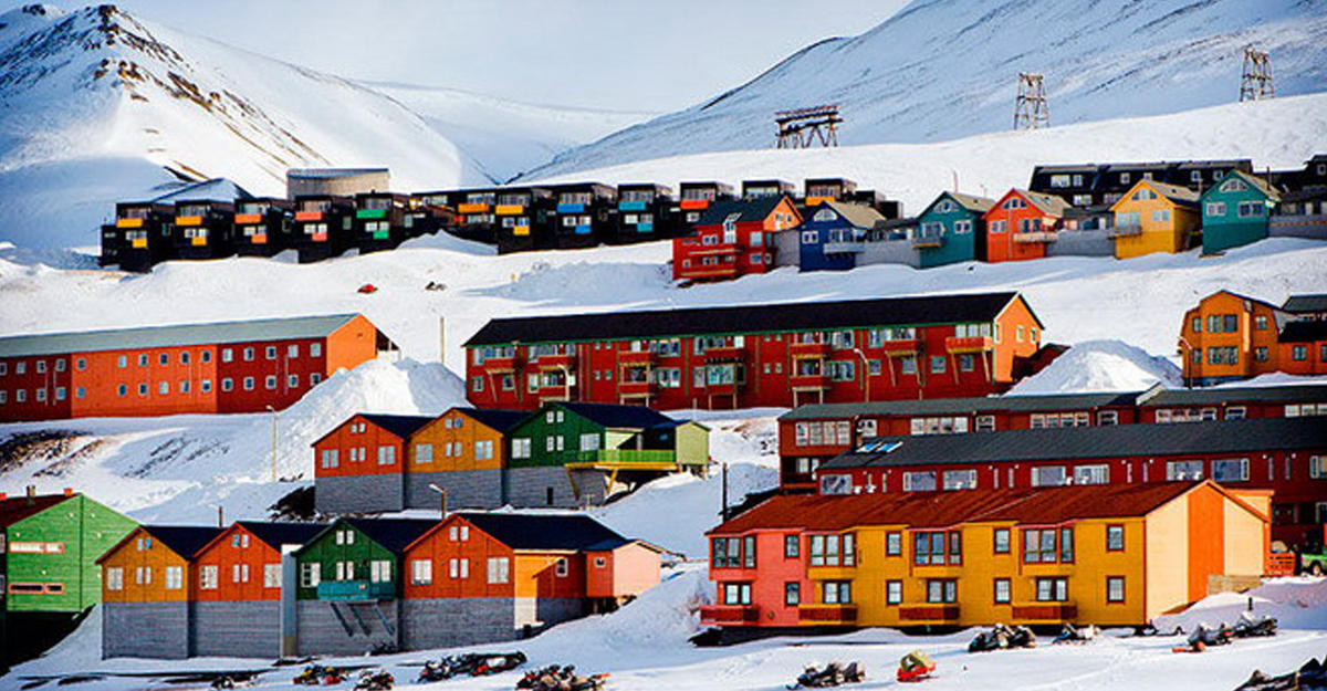 Longyearbyen. Город Лонгйир Норвегия. Шпицберген Лонгйир. Архипелаг Шпицберген Норвегия.