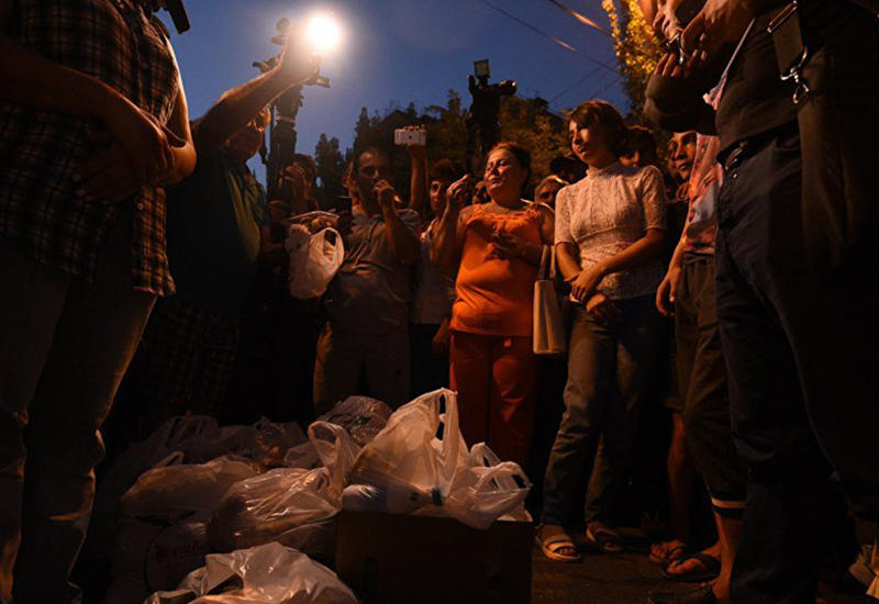 Жители охваченного беспорядками района Еревана покидают дома