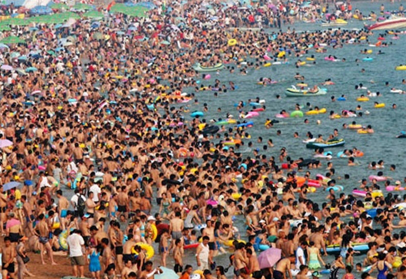 Пляж много людей