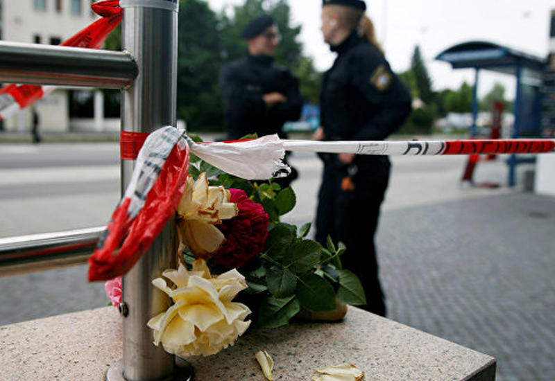 Жители Мюнхена приносят цветы к месту трагедии