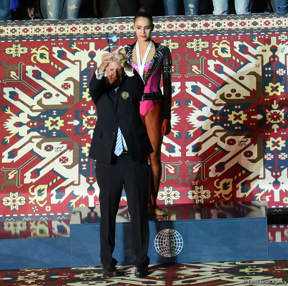 Церемония награждения победителей Кубка мира по художественной гимнастике в упражнениях с обручем и мячом