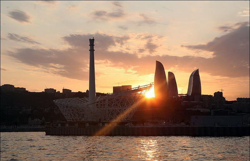 Иностранные туристы в восхищении от великолепия Бакинской бухты