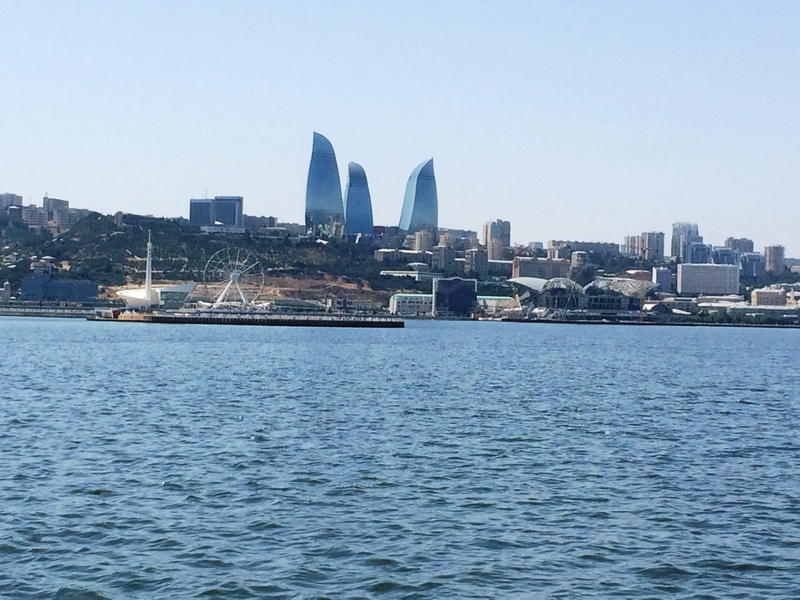 Иностранные туристы в восхищении от великолепия Бакинской бухты