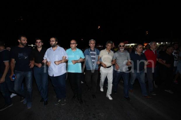 Участники акции в Ереване начали шествие