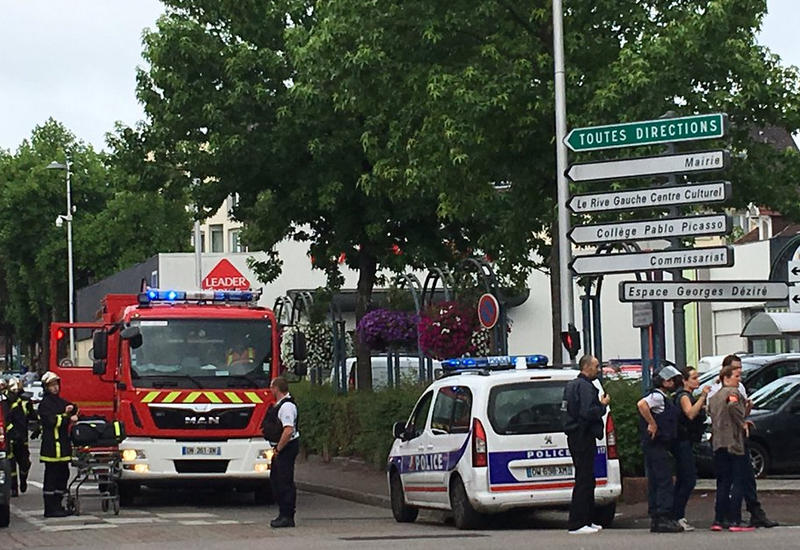 Захватившие заложников в церкви во Франции жестоко убили священника