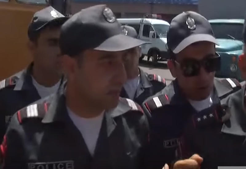 Новый скандал - армянский полицейский ударил журналиста