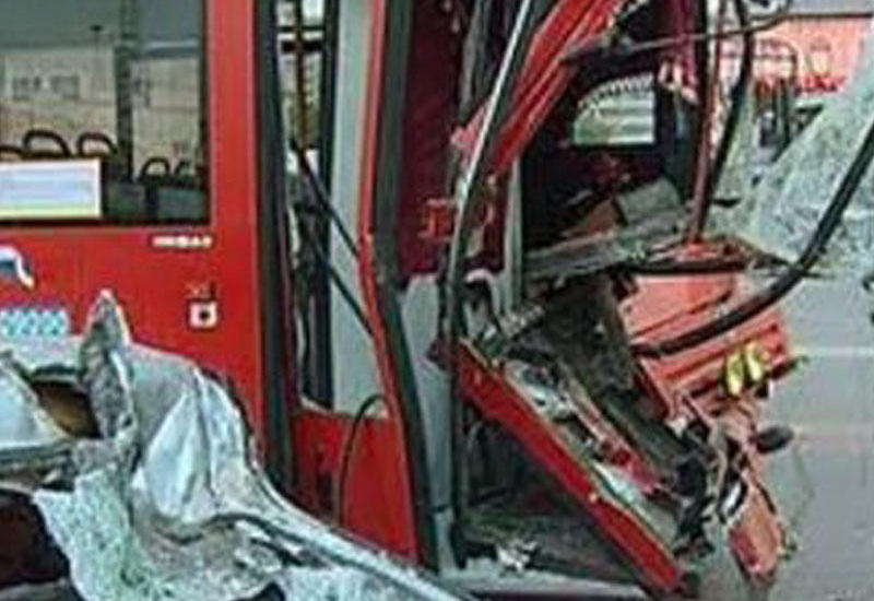Avtobus ağaca çırpıldı: ölən və yaralananlar var