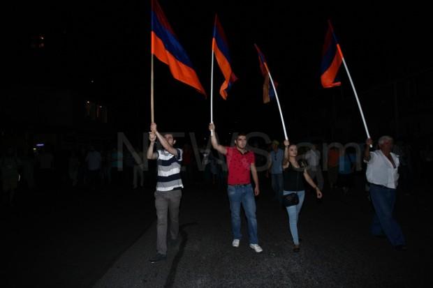 Участники акции в Ереване начали шествие