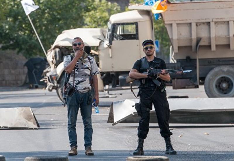 Участники шествия в Ереване вернулись к захваченному зданию ППС