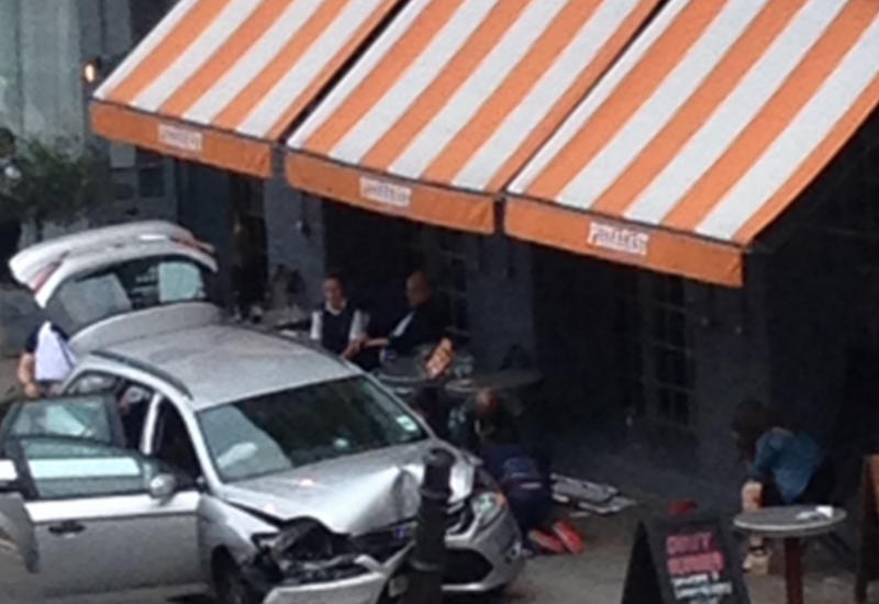 В Лондоне машина полиции въехала в пиццерию, есть раненые