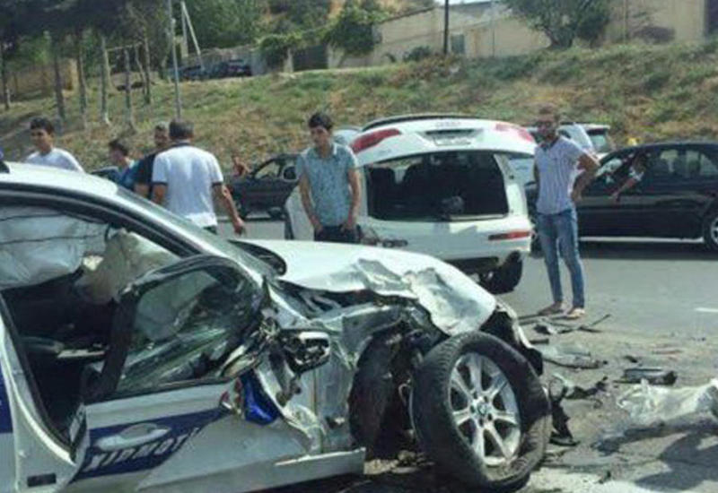 В Баку полицейская машина попала в аварию