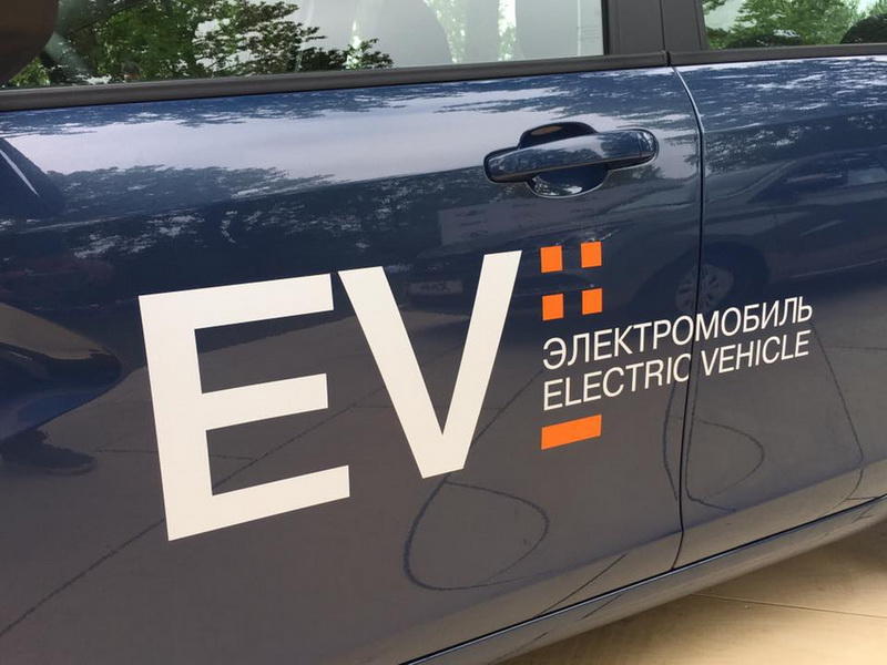 Lada Vesta перешла на электричество под авторские песни