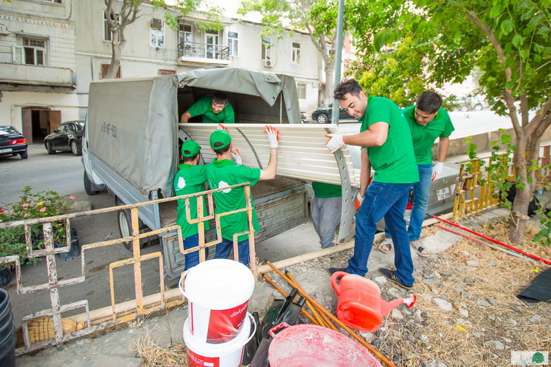 Бакинские волонтеры взялись за уборку дворов столицы