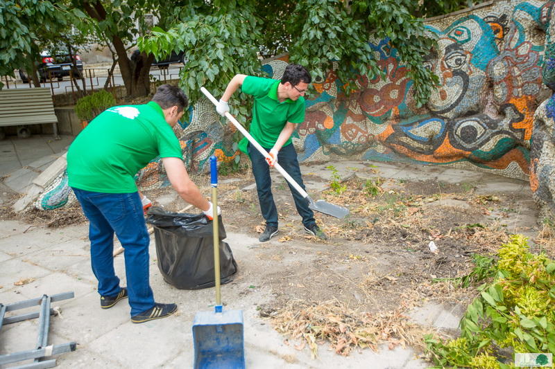 Бакинские волонтеры взялись за уборку дворов столицы