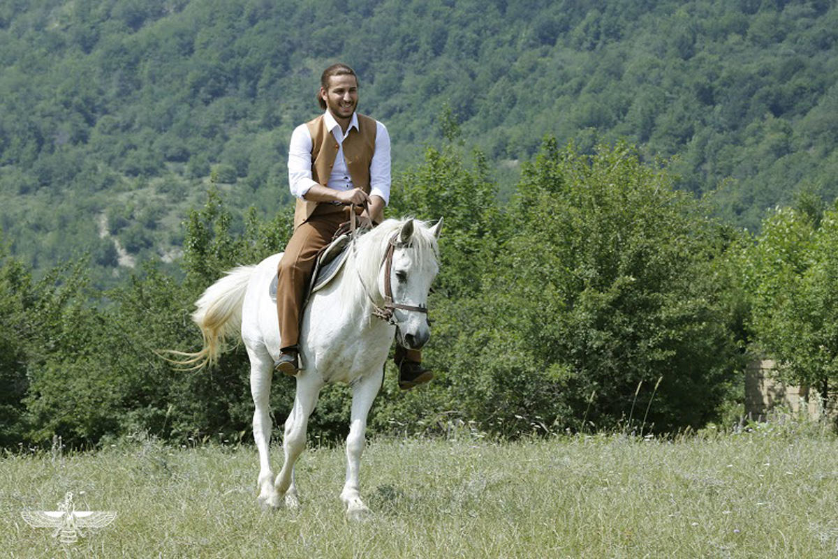 В Азербайджане появился принц на белом коне