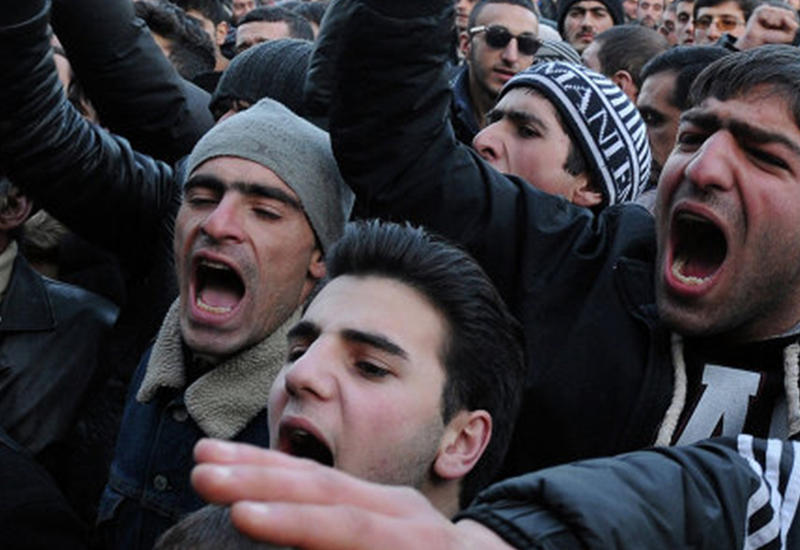 Гюмри поддержали террористов в Ереване маршем