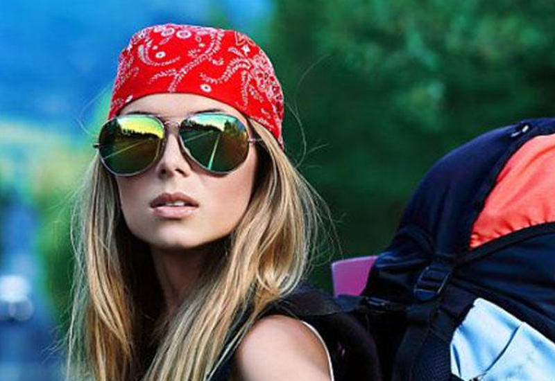 собираю чемодан. мемы про девушек которые готовят. девушка извиняется. девушка с сумкой. человек собирает вещи.