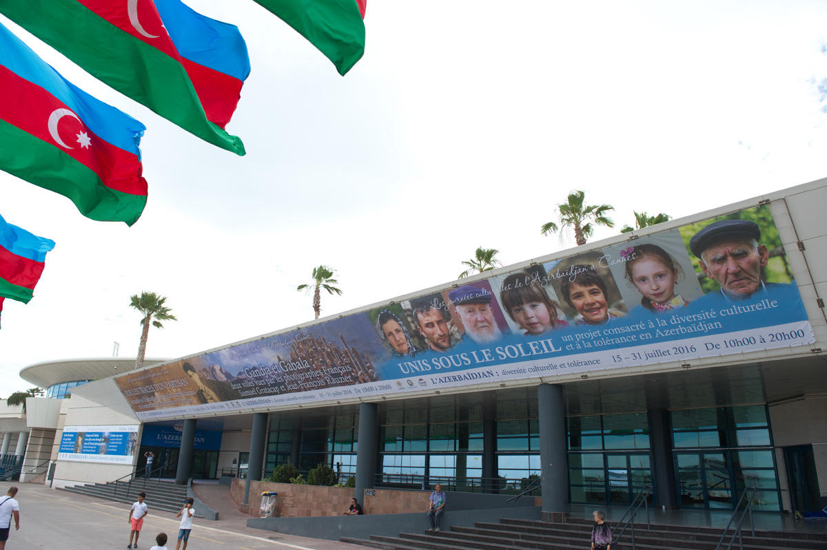 При организации Фонда Гейдара Алиева в городе Канны открылись выставки, пропагандирующие Азербайджан