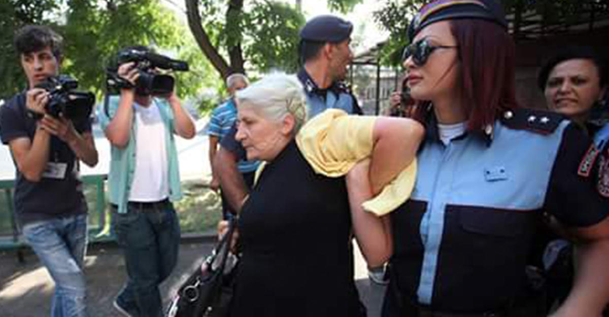 Polis am. Девушки полицейские Армения. Женщина полицейский арестовывает. Полицейские скрутили женщину. Армянки полицейские.