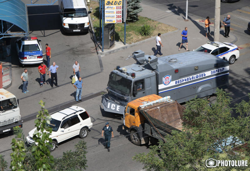 Члены вооруженной группы в Ереване сдались властям