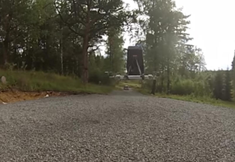 Швед создал летающее кресло и попал на нем в ДТП