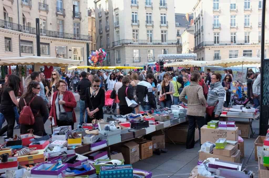 Европа сейчас. Блошиный рынок в Лилле (Braderie de Lille). Рынок в Лилль. Уличные рынки Европы. Блошиные рынки Европы.