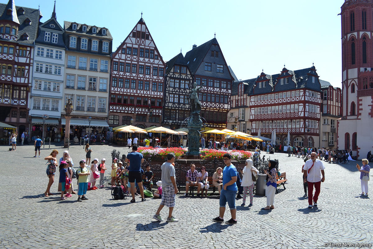Путешествие в Европу: Молодожены Франкфурта на площади Рёмерберг