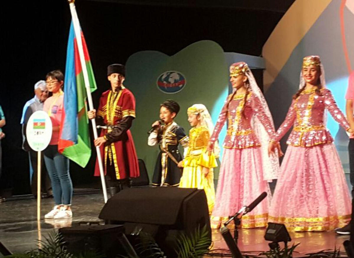 Азербайджанская фольклорная группа - на международном фестивале