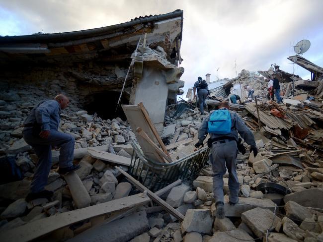 В Италии извлекают людей из-под завалов