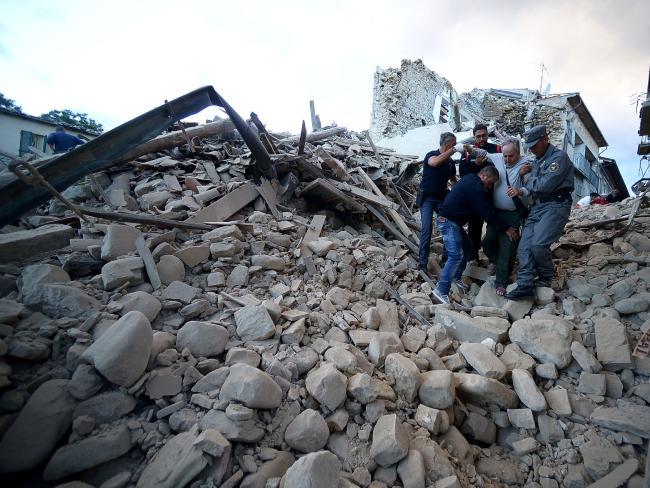 В Италии извлекают людей из-под завалов