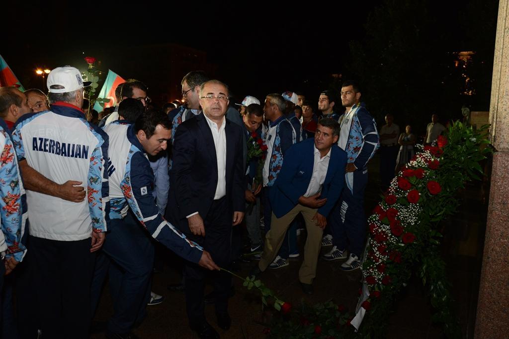 Азербайджанские олимпийцы посетили памятник Гейдару Алиеву